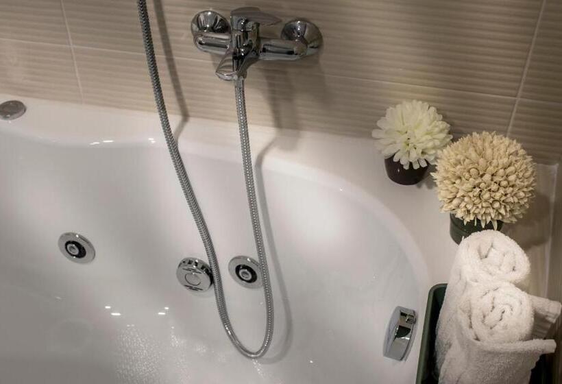 اتاق استاندارد چهارنفره با بالکن, Ad Hoc Rooms