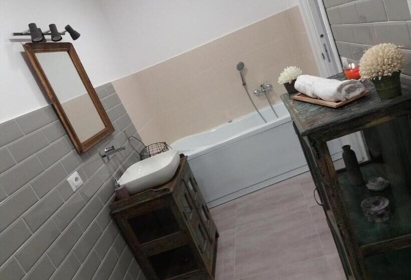 اتاق استاندارد چهارنفره با بالکن, Ad Hoc Rooms