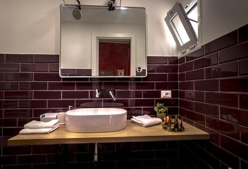 اتاق استاندارد با بالکن, Ad Hoc Rooms
