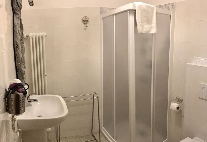 اتاق استاندارد با سرویس بهداشتی مشترک, B&b Madam Treviso