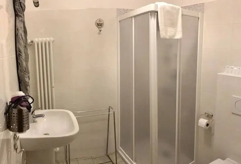 اتاق استاندارد با سرویس بهداشتی مشترک, B&b Madam Treviso