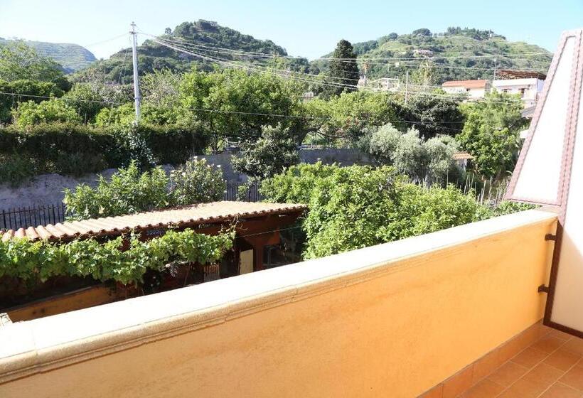 غرفة قياسية مزوَّدة بشُرفة, Arcadia