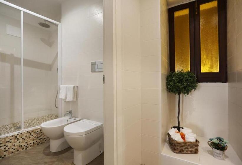 اتاق استاندارد چهارنفره با بالکن, Le Suites Del Duomo House