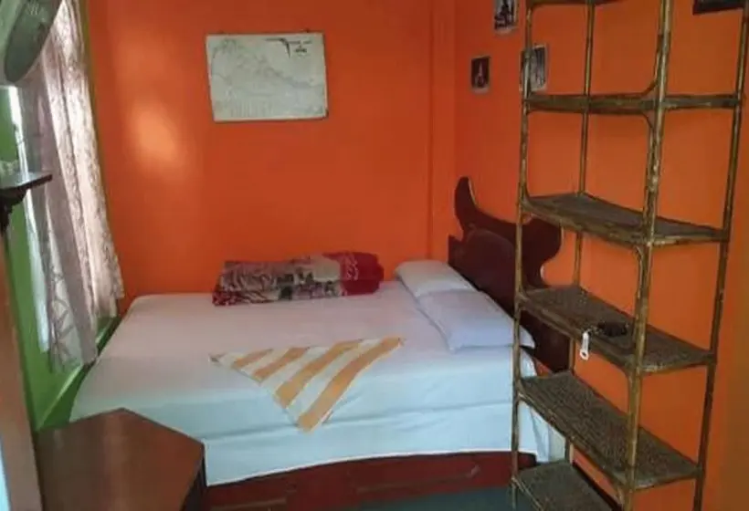 اتاق استاندارد یک تخته با سرویس بهداشتی مشترک, Himalayan Guest House