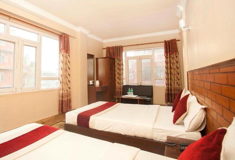 اتاق لوکس سه تخته, Holiday Taj  Ltd