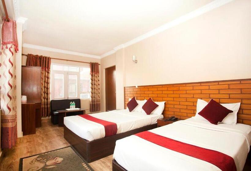 اتاق لوکس سه تخته, Holiday Taj  Ltd