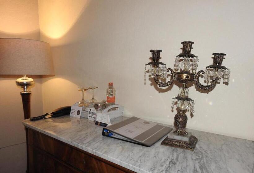 غرفة عائلية, Marques Del Angel