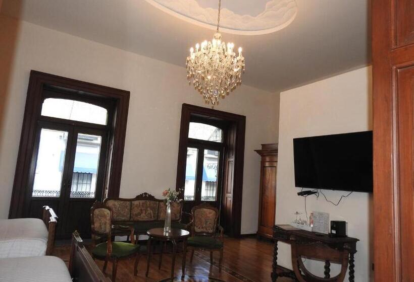 غرفة عائلية, Marques Del Angel