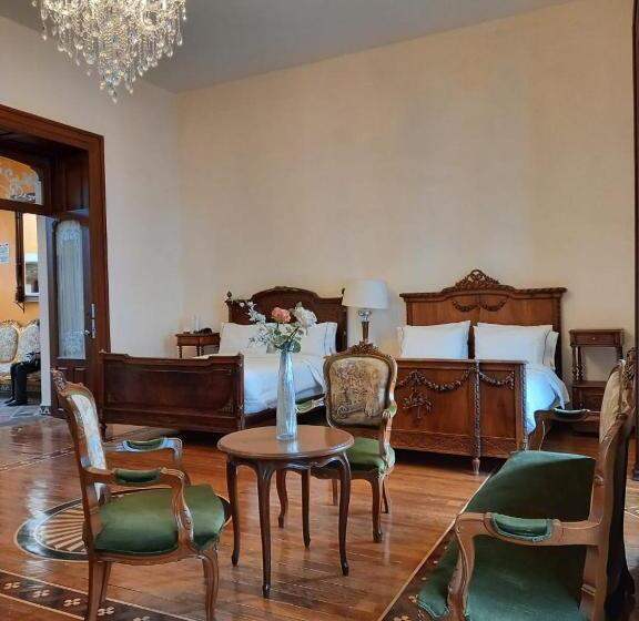 غرفة عائلية, Marques Del Angel