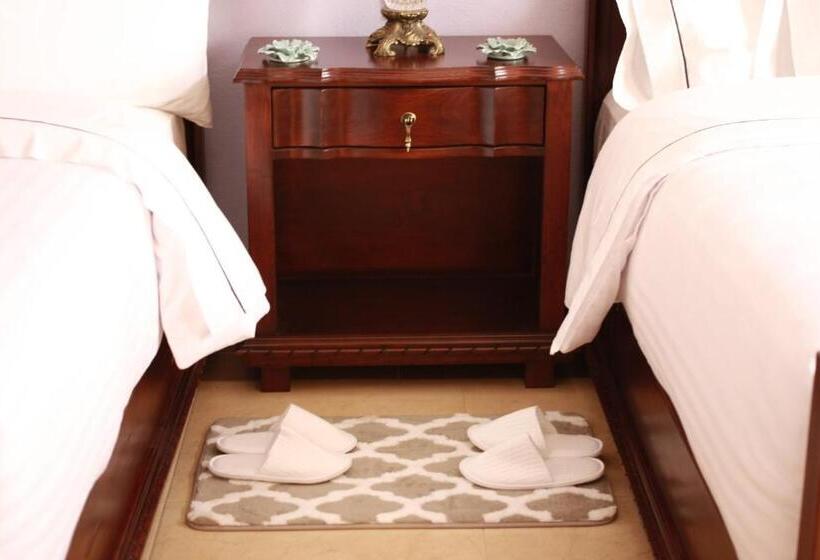 غرفة عائلية, Marques Del Angel