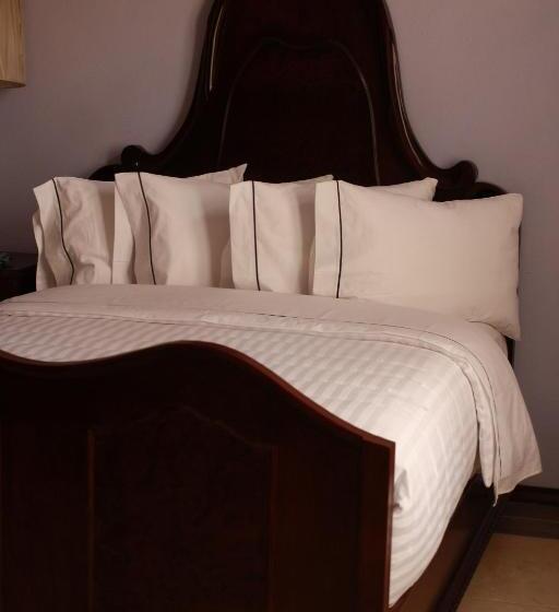 غرفة عائلية, Marques Del Angel