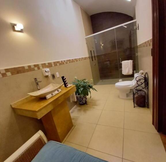 غرفة عائلية, Marques Del Angel