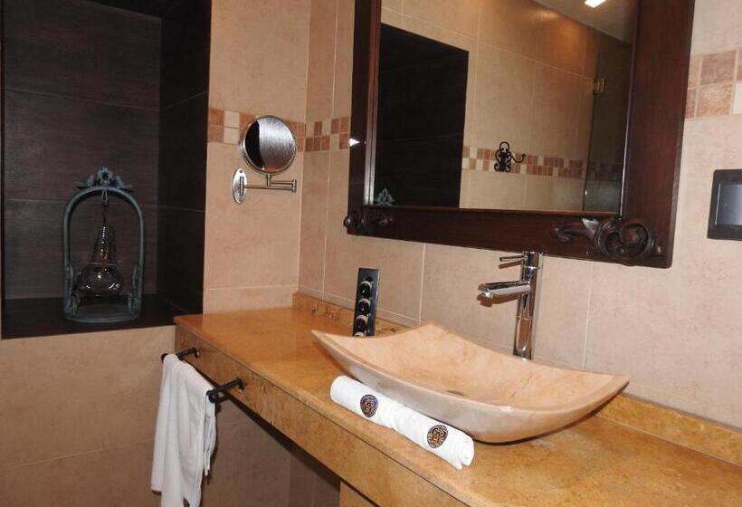 جناح ديلوكس, Marques Del Angel