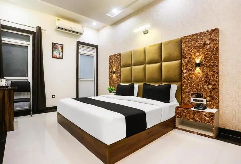 اتاق لوکس سه تخته, Super Townhouse Indravihar Formerly Shaily Royal