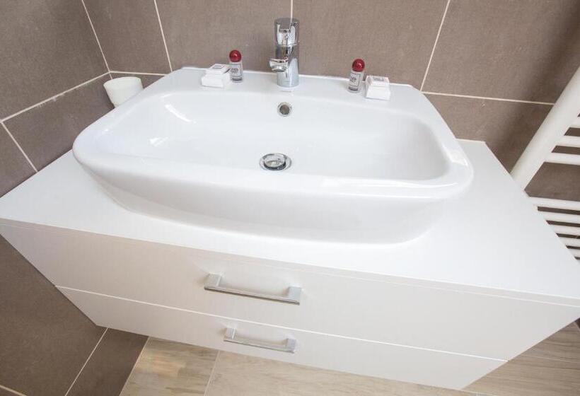 패밀리 아파트, 1hotels