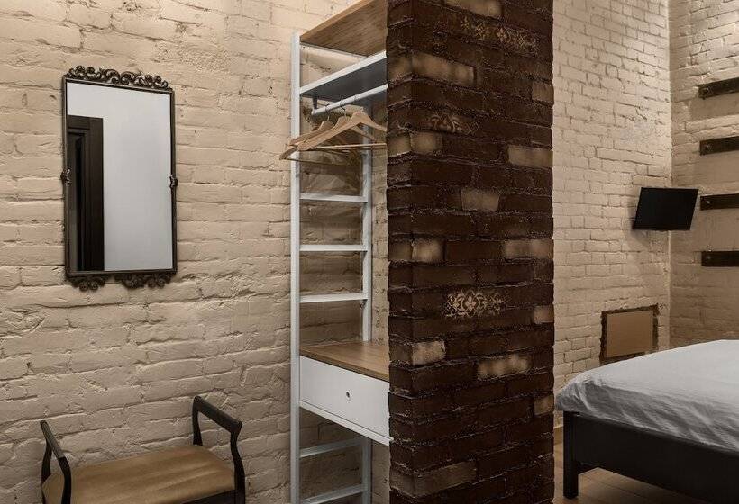 اتاق استاندارد یک نفره, Brick Walls