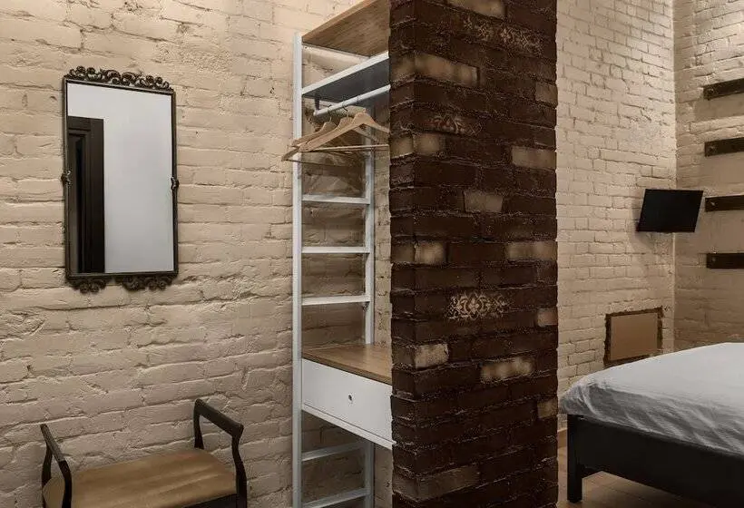 اتاق استاندارد یک نفره, Brick Walls