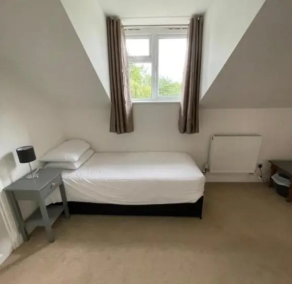 اتاق استاندارد یک نفره, Haymills Guesthouse