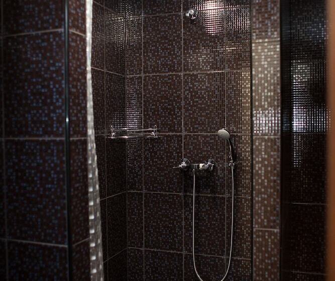 اتاق استاندارد با سرویس بهداشتی مشترک, Parallel