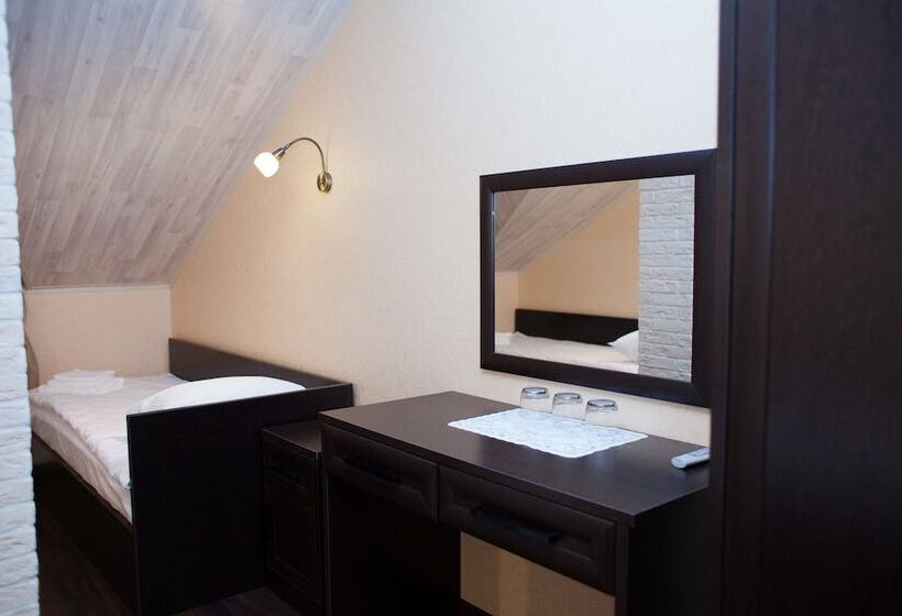 اتاق استاندارد سه تخته با سرویس بهداشتی مشترک, Parallel