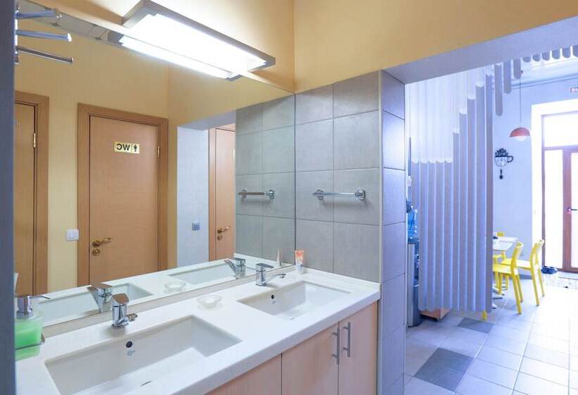 Трехместный Номер Стандарт Совместная Ванная, Vladstar Inn Hostel
