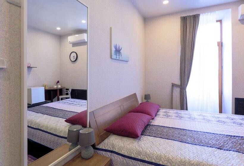 스탠다드 트리픔 룸 공동욕실, Vladstar Inn Hostel