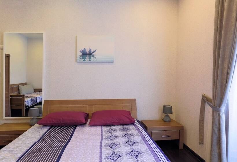 Трехместный Номер Стандарт Совместная Ванная, Vladstar Inn Hostel