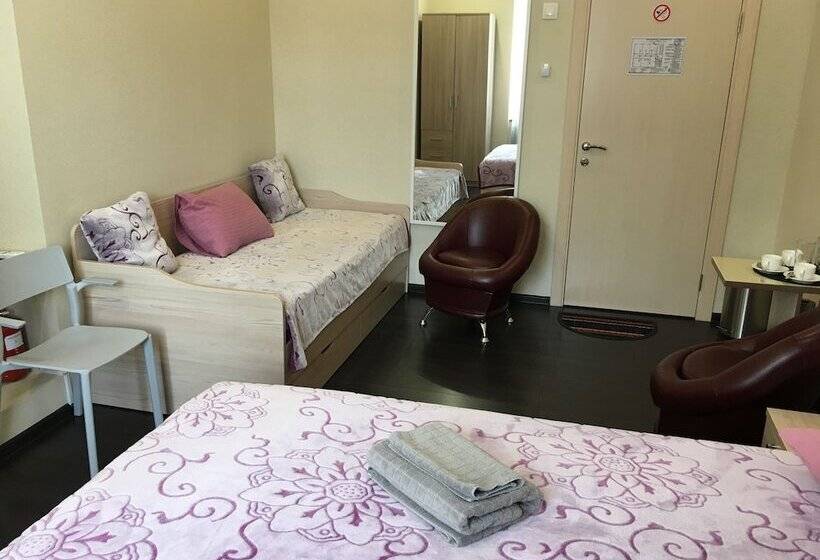 스탠다드 트리픔 룸 공동욕실, Vladstar Inn Hostel