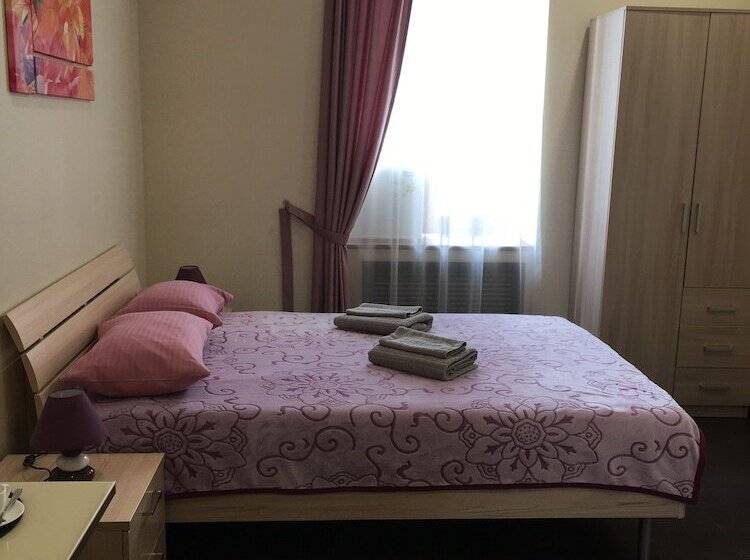 Трехместный Номер Стандарт Совместная Ванная, Vladstar Inn Hostel