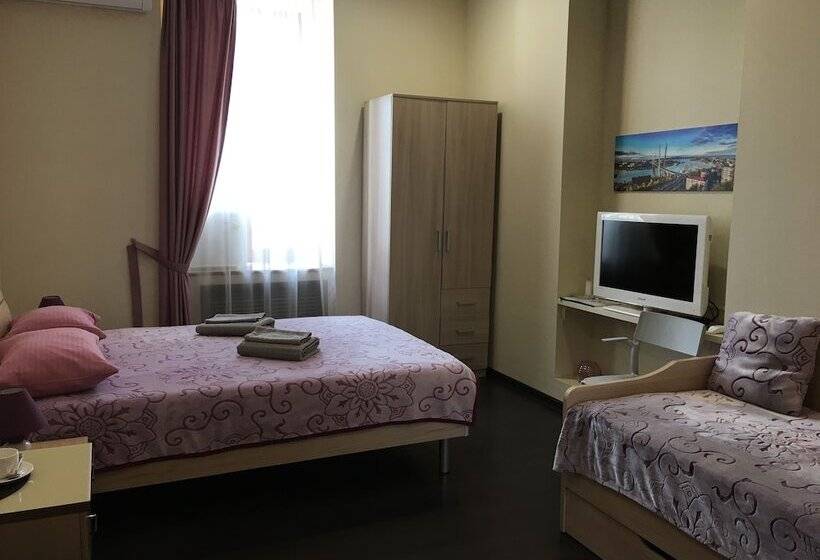 스탠다드 트리픔 룸 공동욕실, Vladstar Inn Hostel