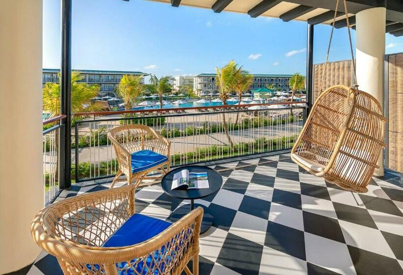 چشم‌انداز استخر سوئیت جونیور پرستیژ, Ocean El Faro Resort - All Inclusive