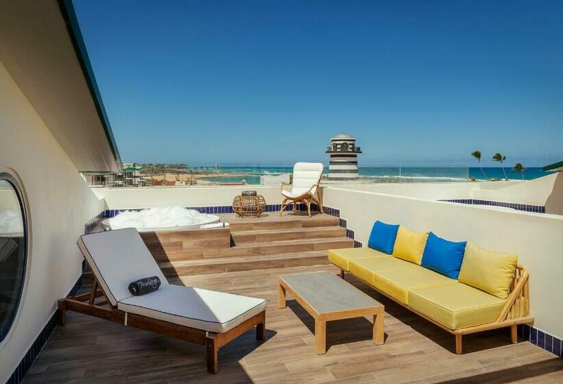 چشم‌انداز استخر سوئیت جونیور پرستیژ, Ocean El Faro Resort - All Inclusive