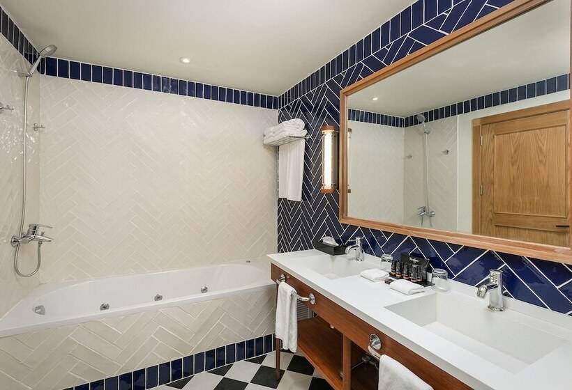 چشم‌انداز استخر سوئیت جونیور پرستیژ, Ocean El Faro Resort - All Inclusive