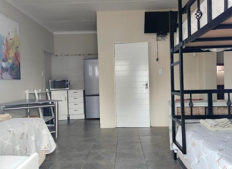 חדר משפחתי, Xaviera Guest House