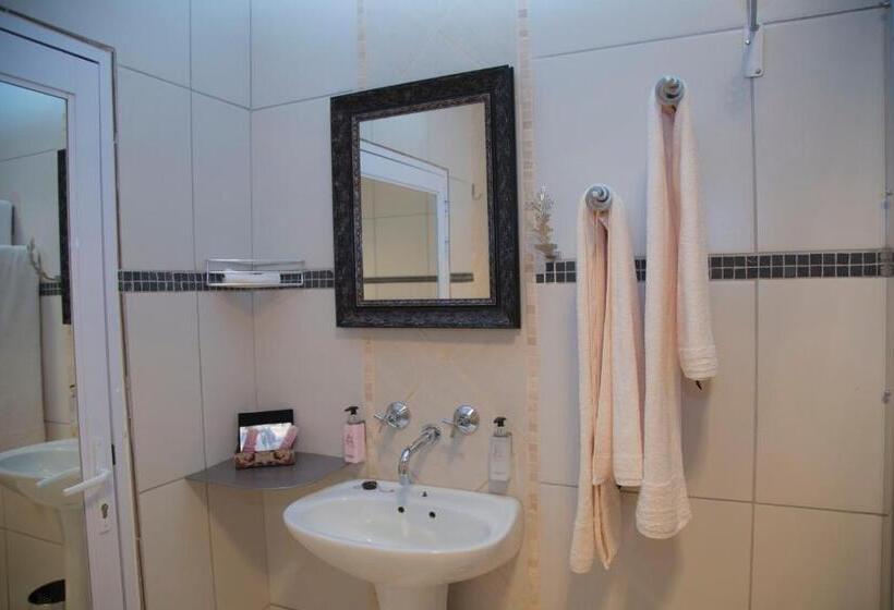 סוויטה, Xaviera Guest House