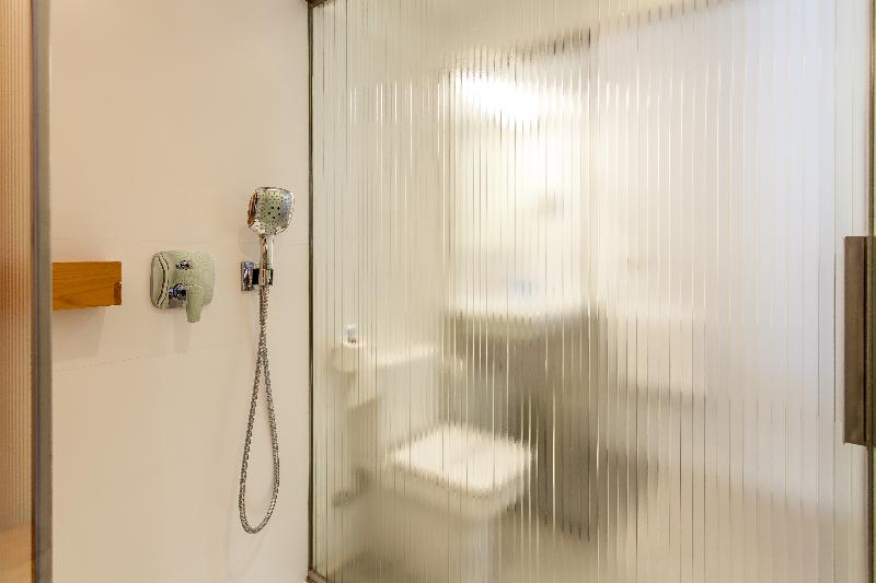 スタンダードルーム, Bela Fisterra