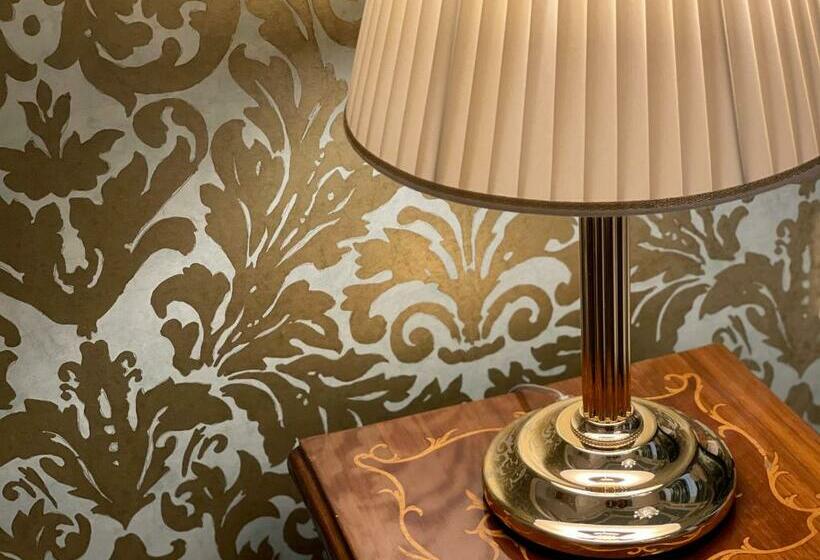 اتاق لوکس با تخت بزرگ, Palazzo Monga Boutique Guesthouse