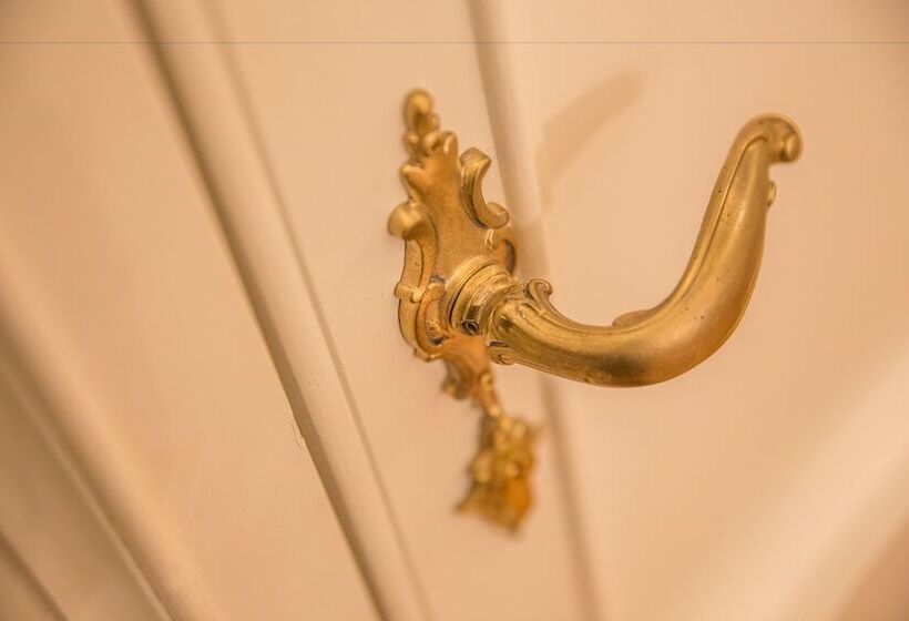 سوئیت رویال, Palazzo Monga Boutique Guesthouse