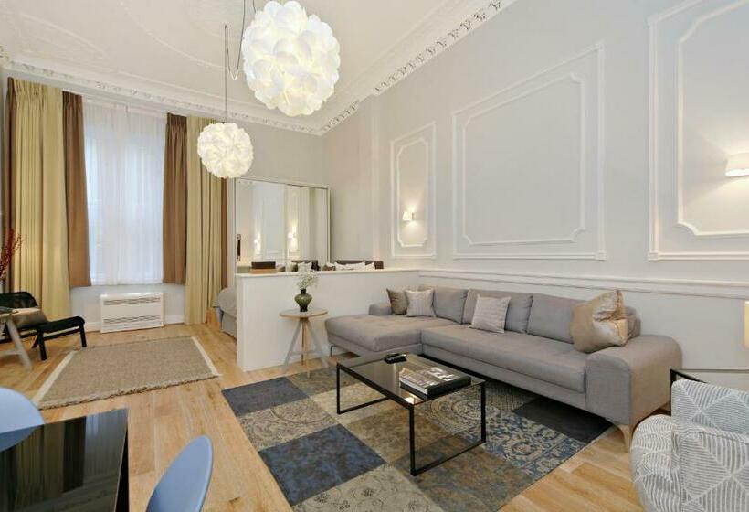 Студия Deluxe, Queensgate Court