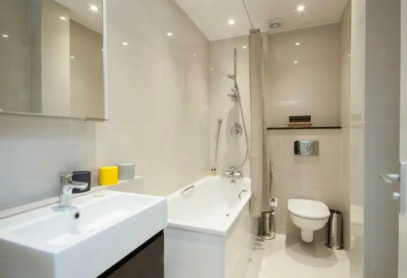 استودیوی استاندارد, Queensgate Court