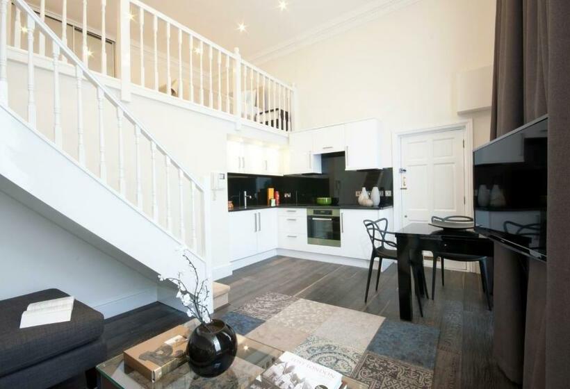 Студия Superior, Queensgate Court
