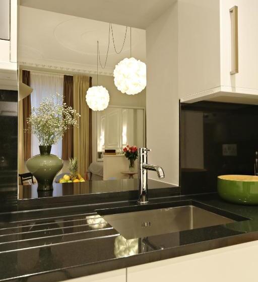 Студия Deluxe, Queensgate Court