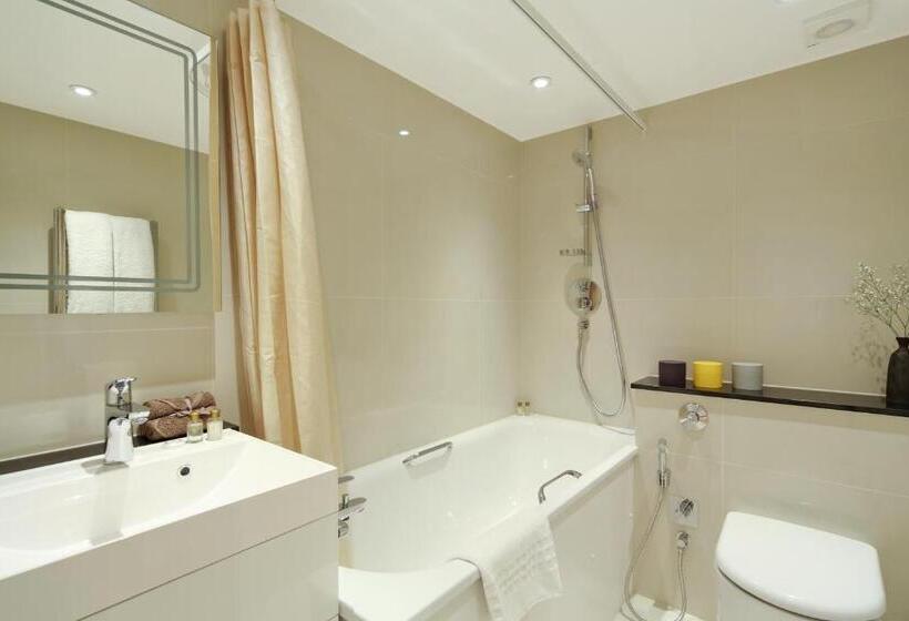 豪华工作室, Queensgate Court