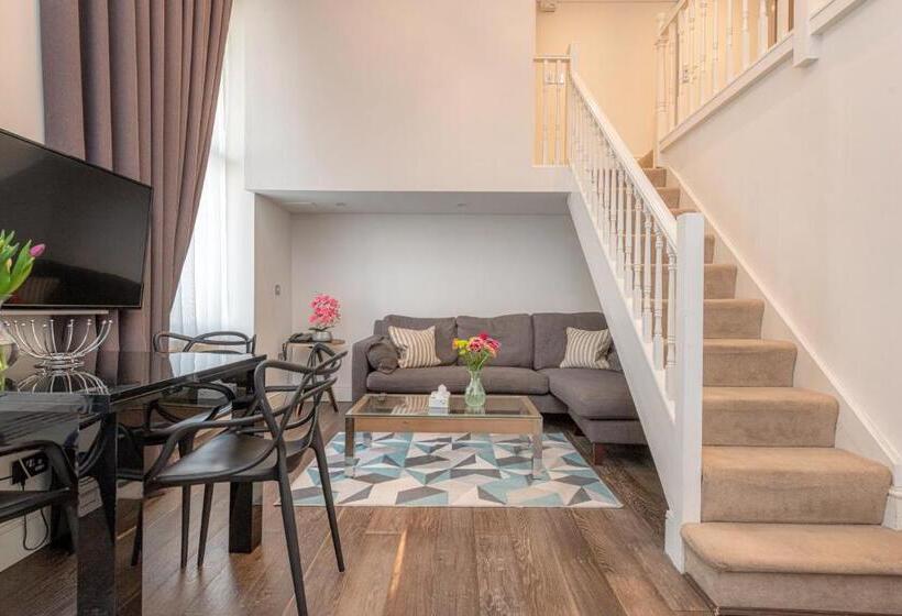 高级工作室, Queensgate Court