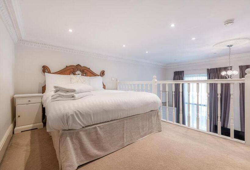 高级工作室, Queensgate Court