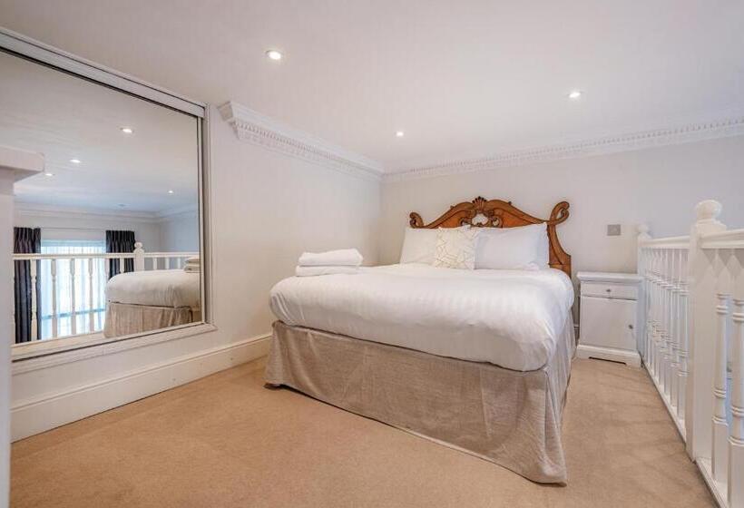 高级工作室, Queensgate Court