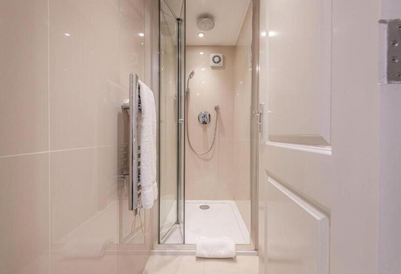 Студия Superior, Queensgate Court