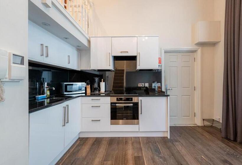 高级工作室, Queensgate Court