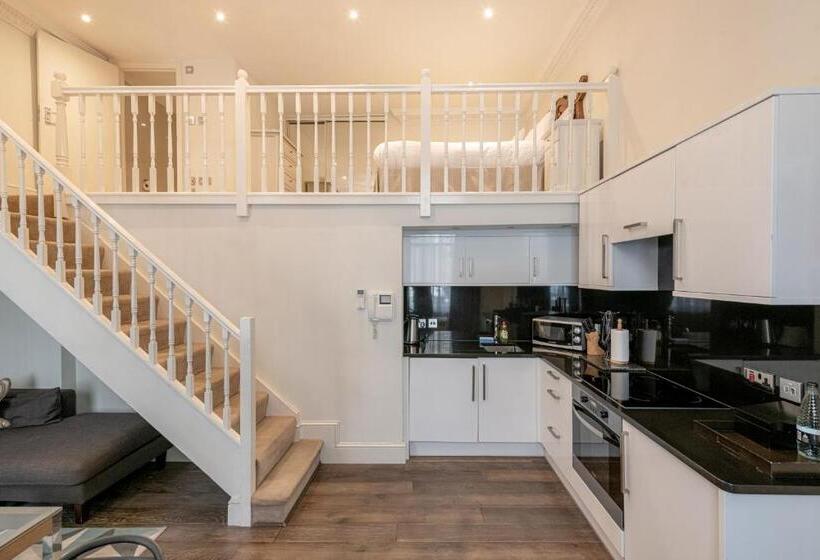 高级工作室, Queensgate Court