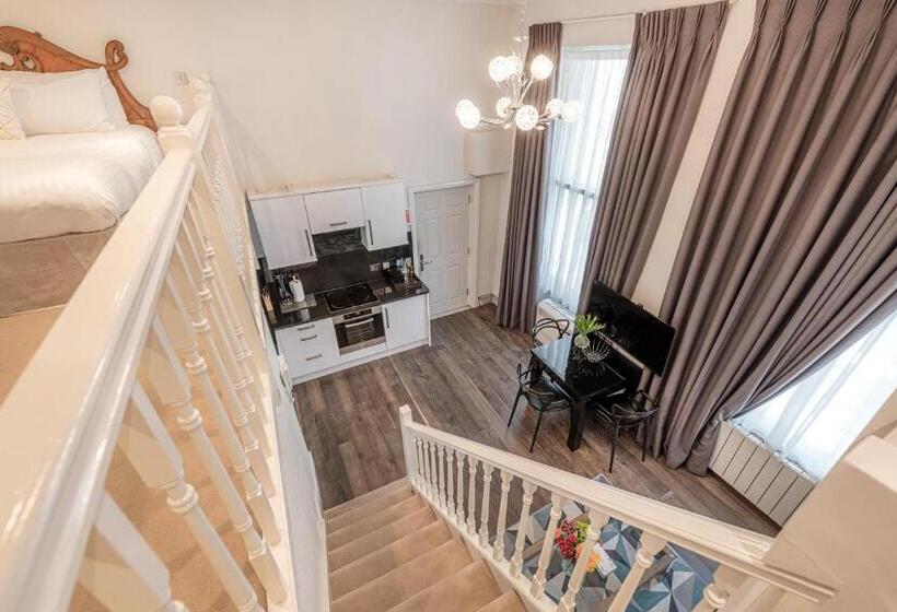 高级工作室, Queensgate Court